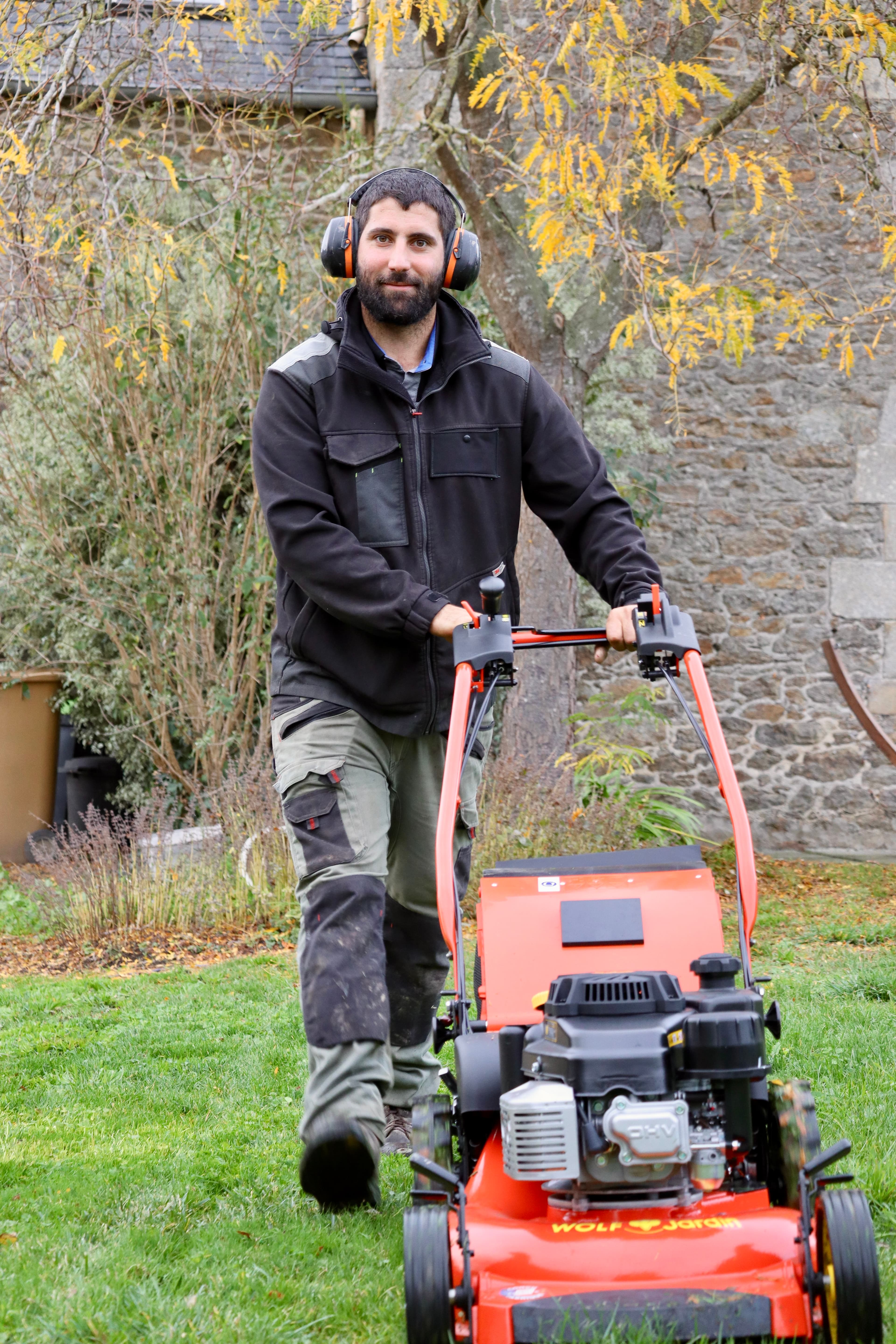 Jardin breton au printemps avec pelouse entretenue