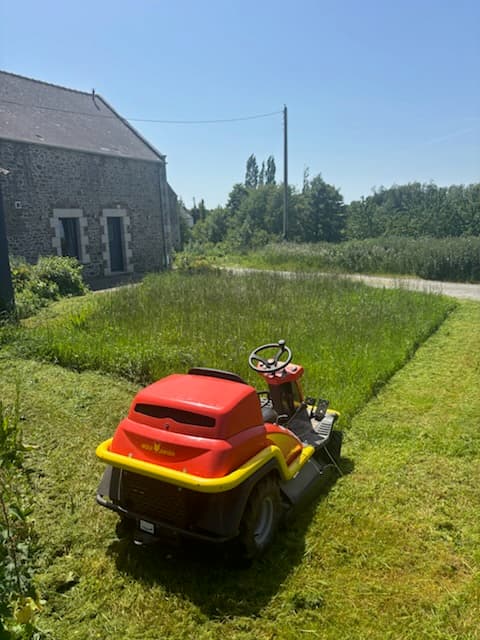 Parce qu'un jardin c'est plus qu'un décor aujourd'hui débroussaillage express d'un terrain de 1000m à l'autoportée juste avant l'arrivée des nouveaux locataires dans le gîte