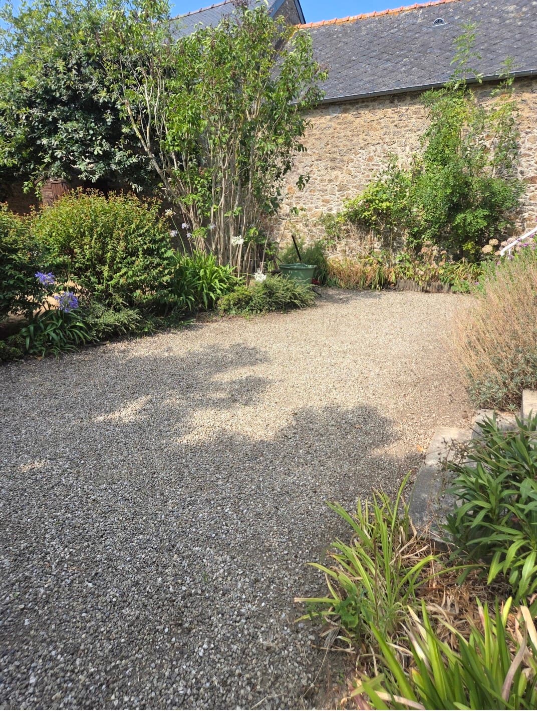 Parce qu'un jardin c'est plus qu'un décor aujourd'hui désherbage mécanique d'une cour en gravier à Dinard